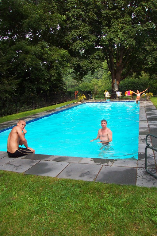 Click to see big picture (512x768 pixels; 203 KB))